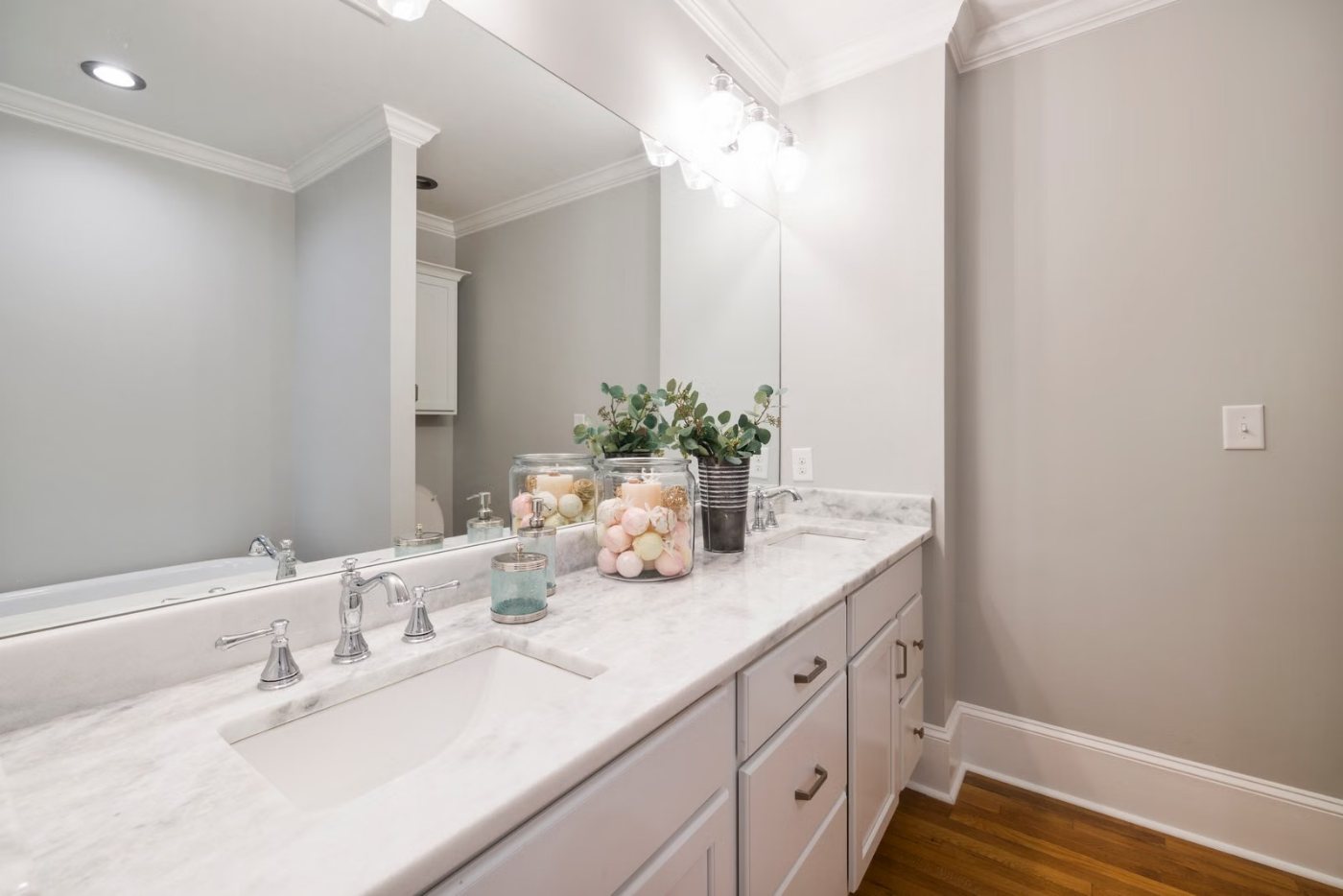 Marble Sinks & Vanities: Sizes, Installation and Prices in Saudi Arabia 4 White marble vanity with an undermount basin